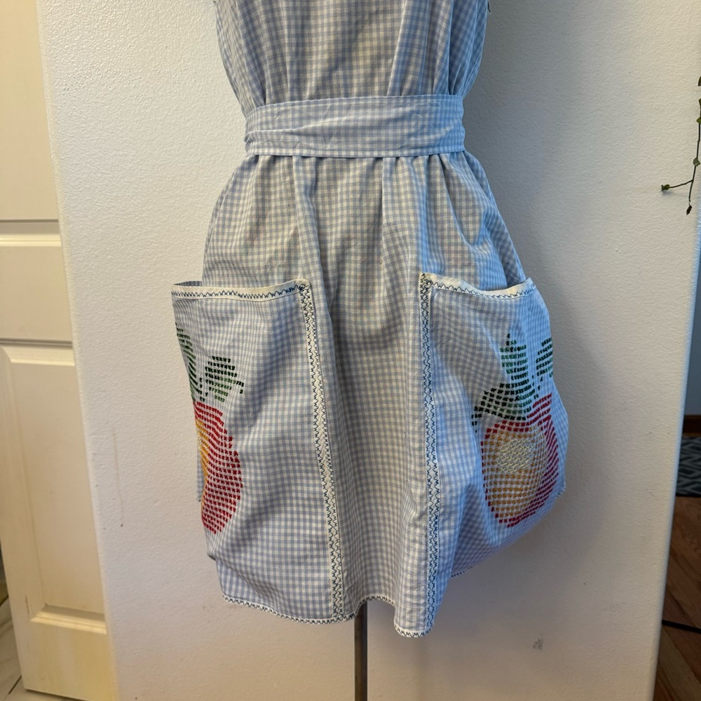 Vintage Gingham Apron with Apple Embroidery - Picture 2 of 10